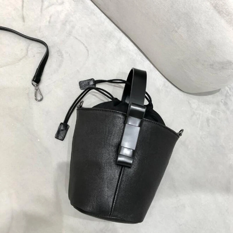 Borsa Shopping a secchiello in morbida pelle di pecora firmata da donna nera con spalla in vera pelle di moda