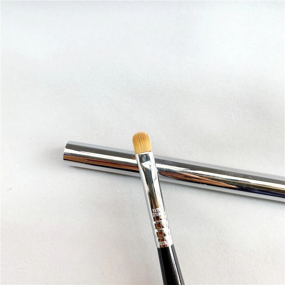 Lip Brush L05 Firm Round Precision Lip Liner Makeup Brush with Metal Cover