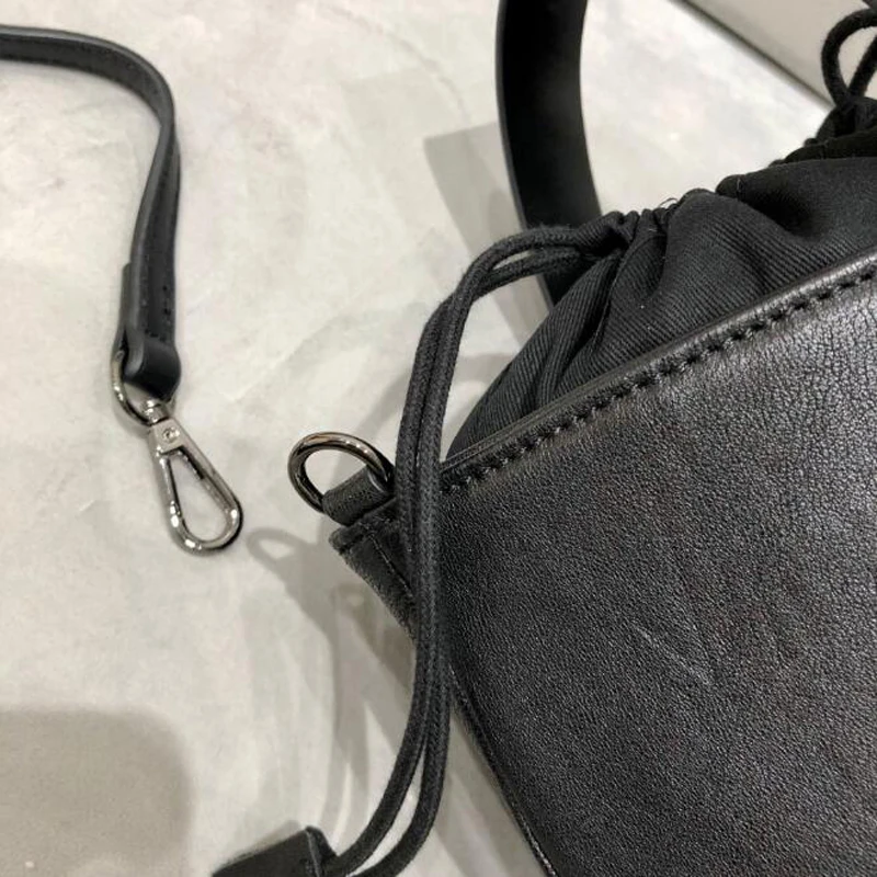Borsa Shopping a secchiello in morbida pelle di pecora firmata da donna nera con spalla in vera pelle di moda