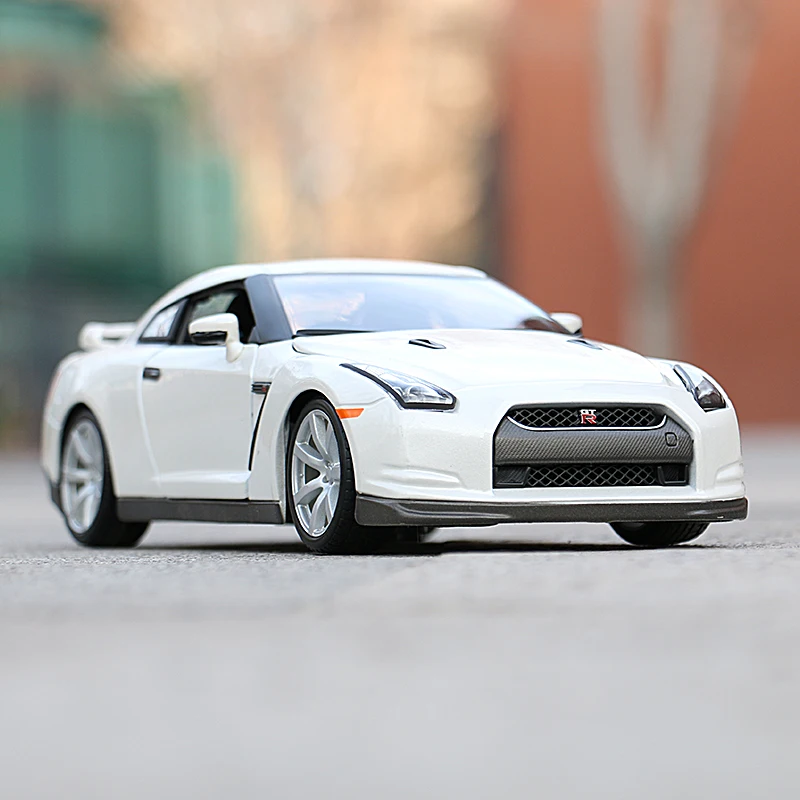 Bburago 1：18 2009 NISSAN GTR R35 Alloy Retro Car Model Classic Decoration Collection Gift