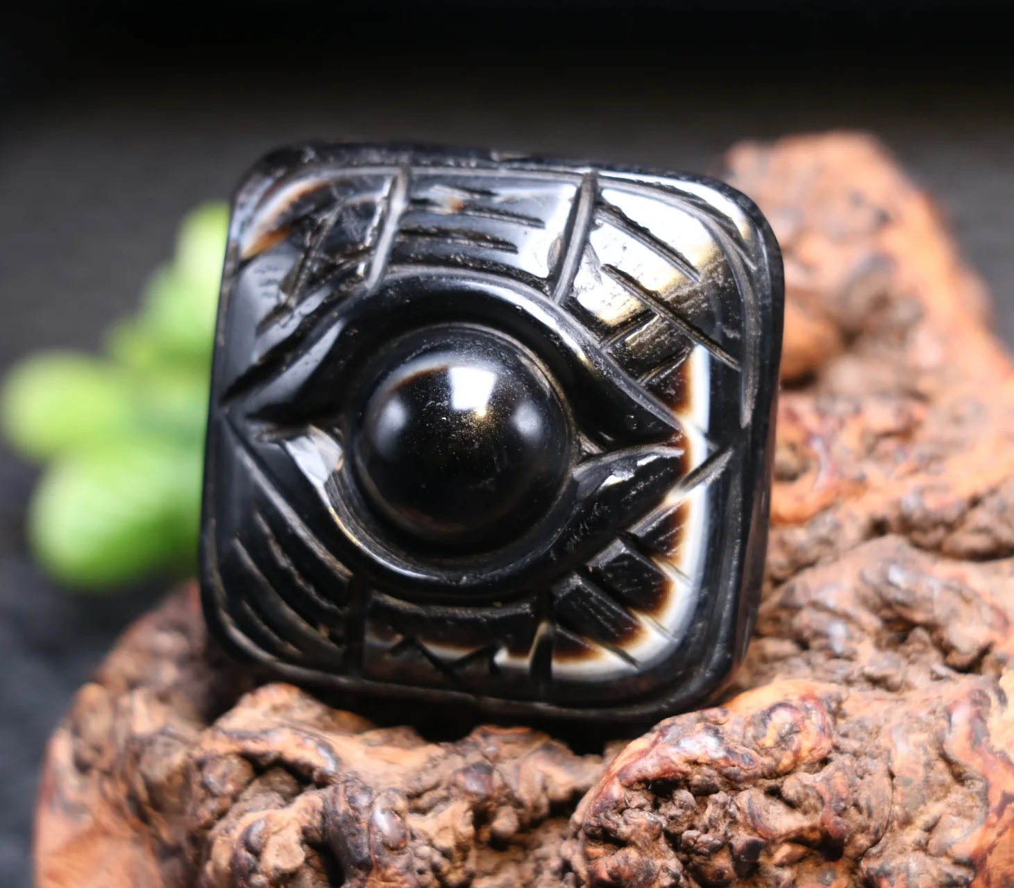 

Energy Tibetan Onyx OM Word Scultrual Totem Heaven Eye Pendant Amulet Carving LS LKbrother Sauces Top Quality