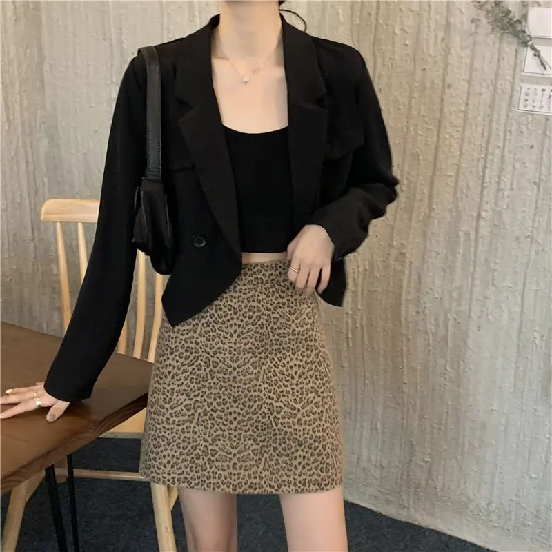 Blazer Wanita Pendek Polos Berkancing Sebaris Longgar Berlekuk Pakaian Luar Kasual Perempuan Gaya Korea Fashion Simpel Elegan Blazer Chic