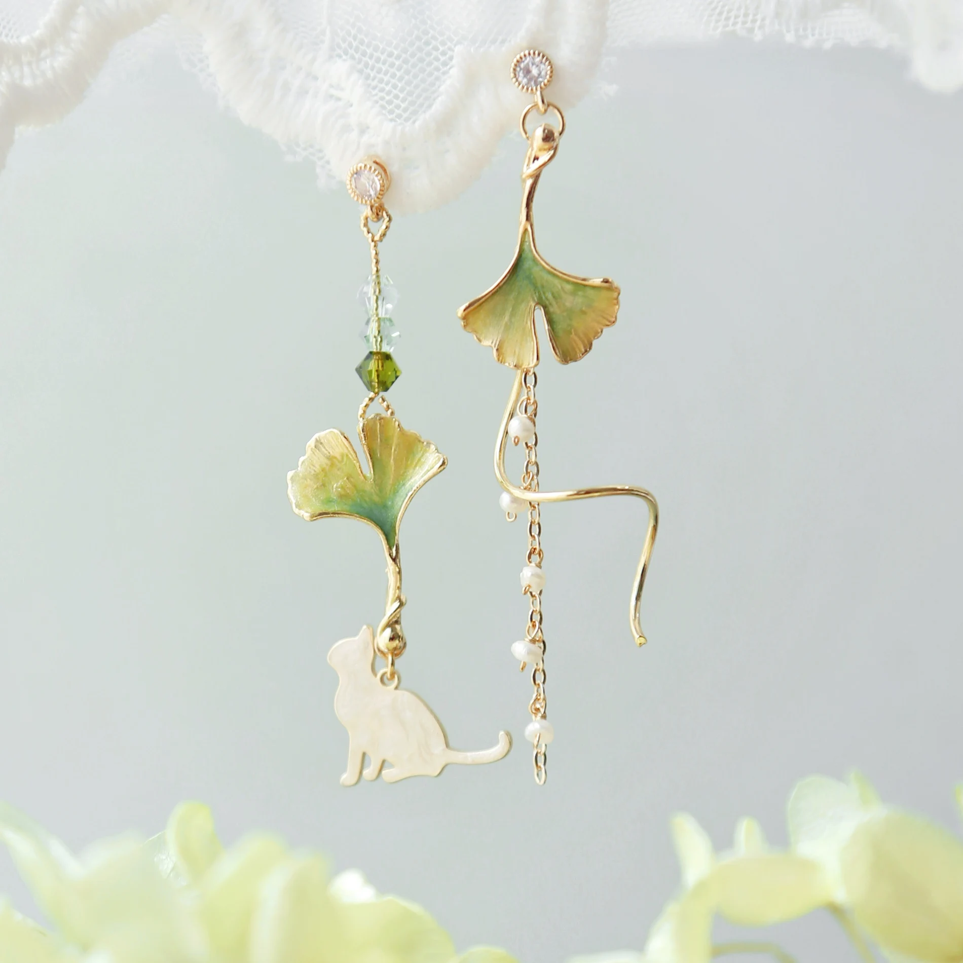 Japanese Style Asymmetric Green Ginkgo Leaf Cat Clip Earrings No Piercing for Women Long Pearl Tassel Cute Oil Drop Cat Ear Clip