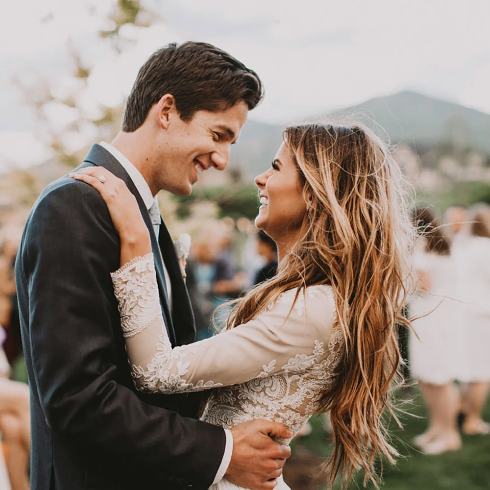 Vestido de novia de gasa de manga larga, prenda de vestir de estilo rústico con cuello de pico y encaje Floral bohemio, de talla grande, para playa