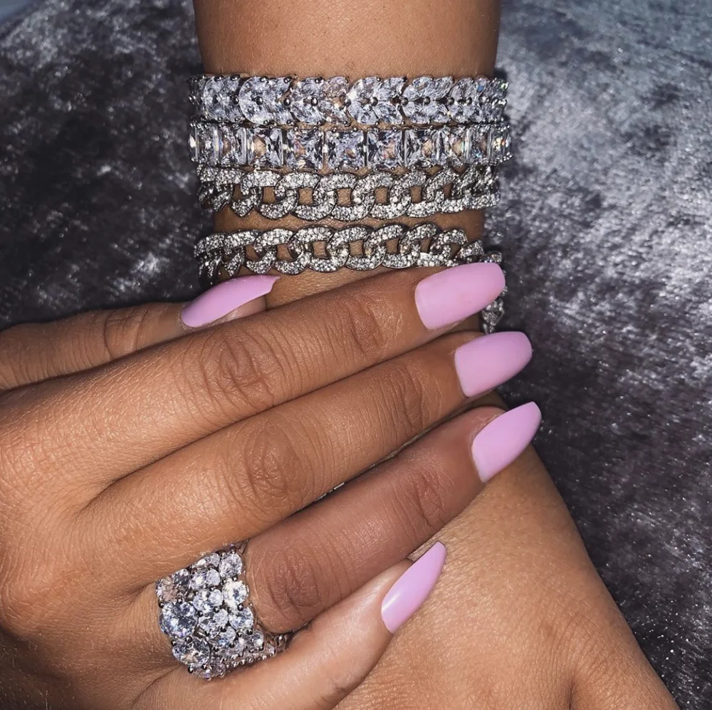 

Роскошное женское серебряное кольцо с бриллиантами длиной 18 см