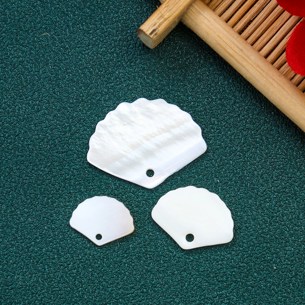 5 قطعة المياه العذبة الطبيعية الأبيض قذيفة منحوتة مروحة قلادة Charm قذيفة DIY بها بنفسك دبوس الشعر قلادة القرط صنع المجوهرات الإكسسوارات