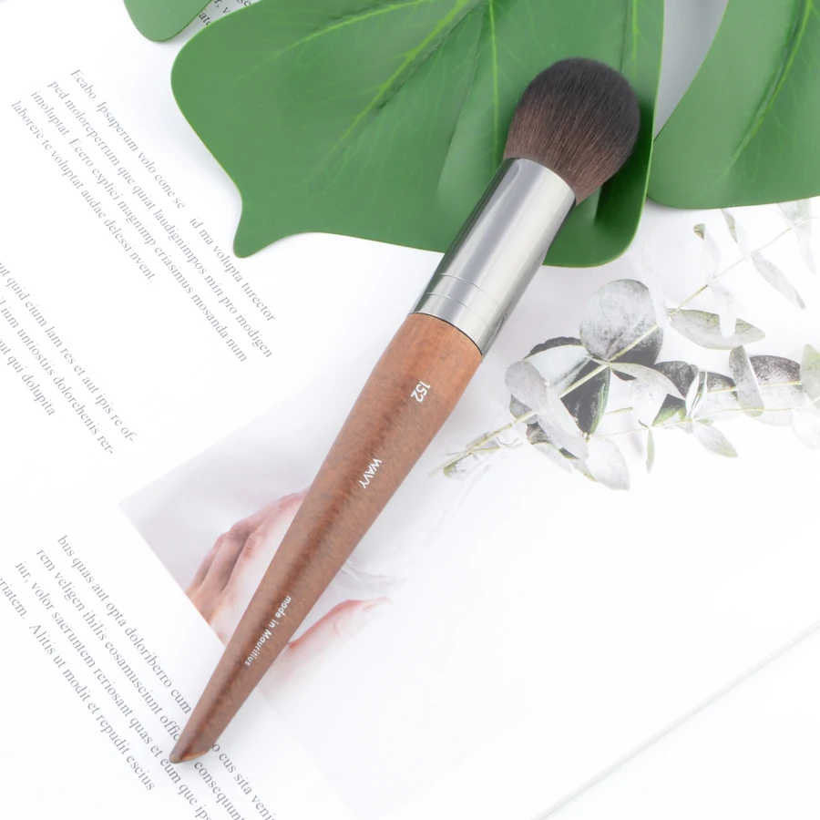 1 piece Small Blusher Makeup brush #152 Powder Foundation brush buffing natural wood synthetic hair Professional Make up tool