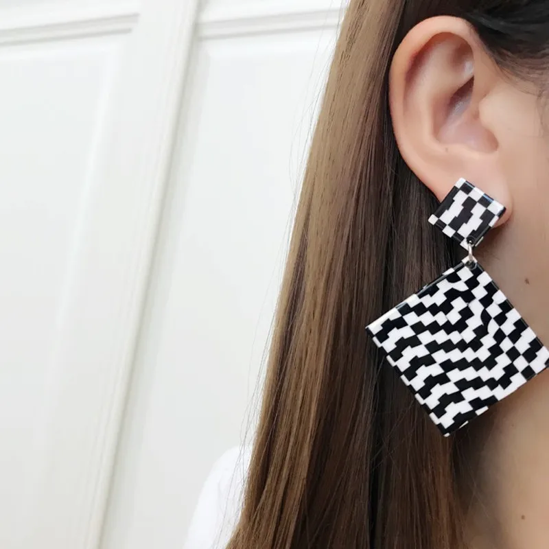 New Black White Dangle Earrings Heart Pendants Women Drop Earrings Geometric Statement Hanging Earrings pendientes mujer
