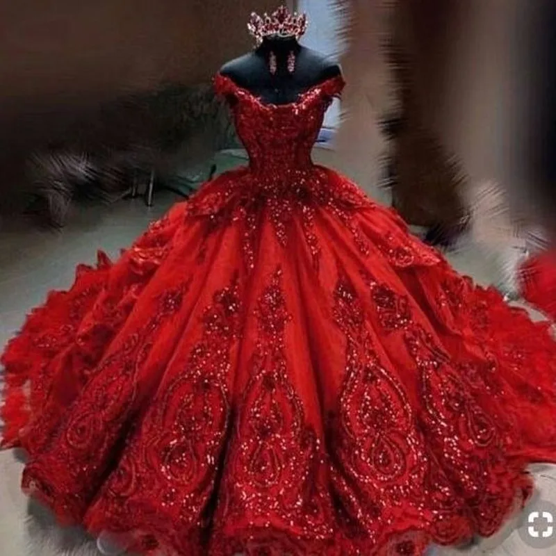 Świecący czerwony Quinceanera sukienki Off the Shoulder Puffy warstwowa spódnica słodkie 16 cekiny do sukienki aplikacja zroszony vestidos de 15 años