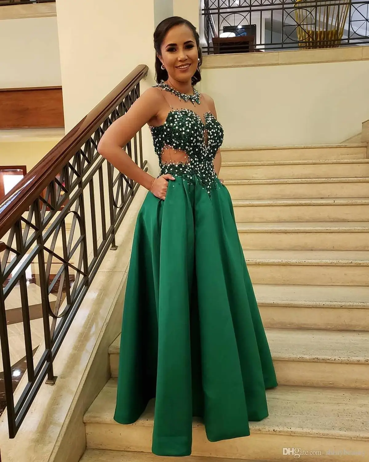 Elegant Sheer Neck Long Evening Dresses 2025 Green Formal Dress Beading Crystal Satin Sexy Party Prom Gowns vestidos de feast