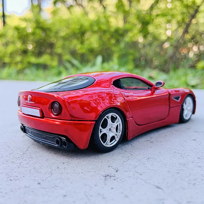 Bburago-Coche de juguete de Metal modelo Alfa Romeo 8C, vehículo de competición, regalos de colección de alta simulación, 1:32