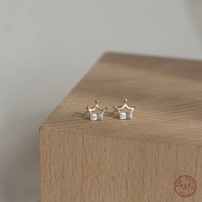 925 Sterling Silver Simple Inlaid Crystal Crown Stud Earrings Women Exquisite Small Party Wedding 14k Gold Plating Jewelry Gift