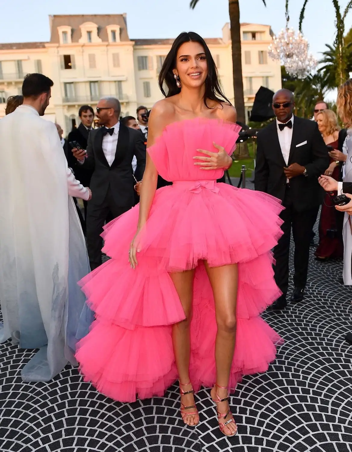 

Kendall Jenner Fuchsia Prom Dresses High Low Strapless Tiered Pleat Tulle Evening Celebrity Gowns 2022 Formal Party Dresses New