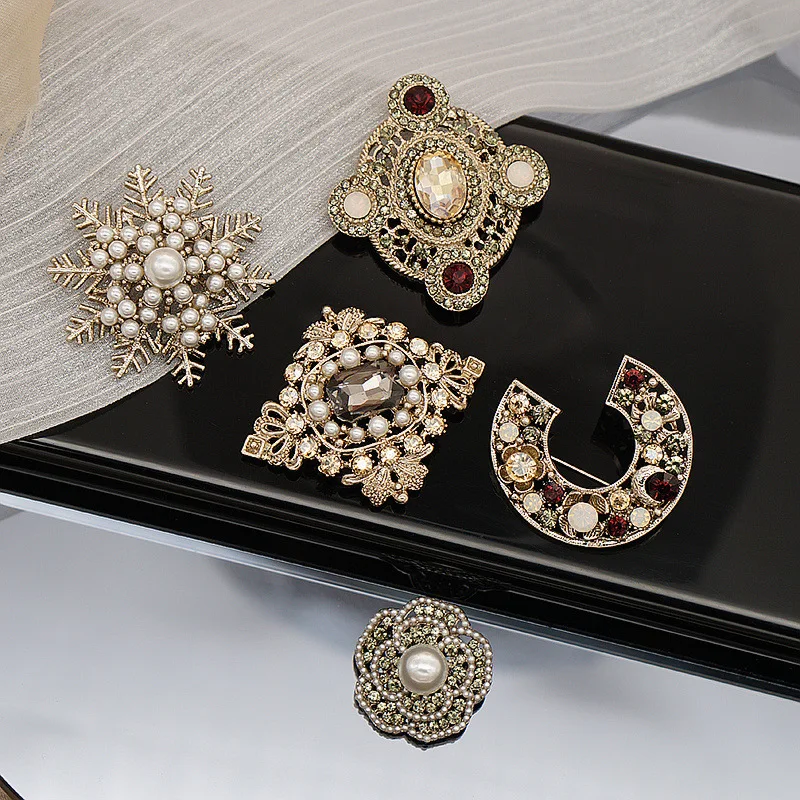 

Vintage Baroque Palace Brooch Medieval Men and Women Suits Micro Pearl Flower Brooches Coat Accessories