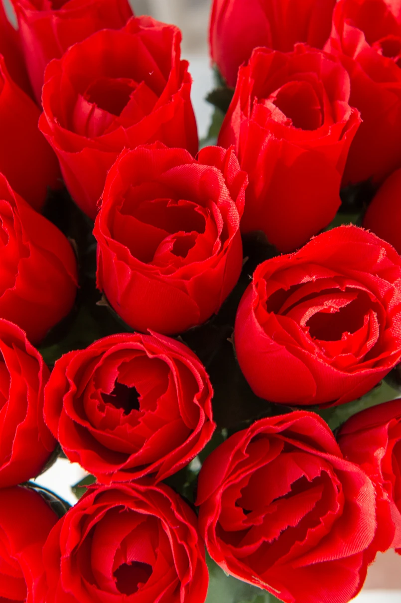 10 Stück rote Seidenrosen, Blumenstrauß, Vase, zur Dekoration von Wohnräumen, Gärten, für Feste, Hochzeiten, als Dekoration für Kränze, künstliche Pflanze, Großhandel, künstliche Blumen. – Detail 2
