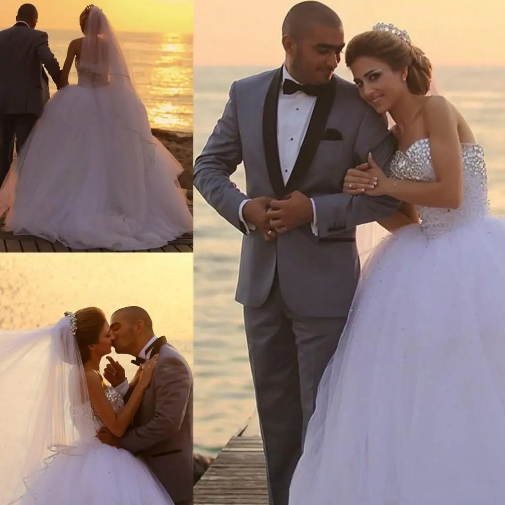 Vestidos de boda cuentas de cristal de lujo encantadores, sin mangas, corazón de tul, traje nupcial de playa hecho a medida de verano