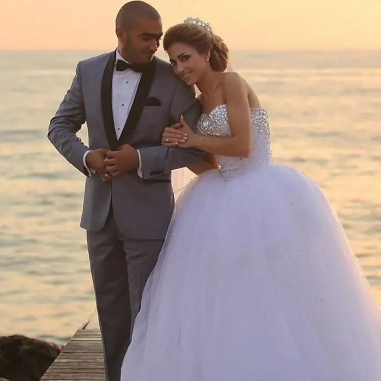 Vestidos de boda cuentas de cristal de lujo encantadores, sin mangas, corazón de tul, traje nupcial de playa hecho a medida de verano