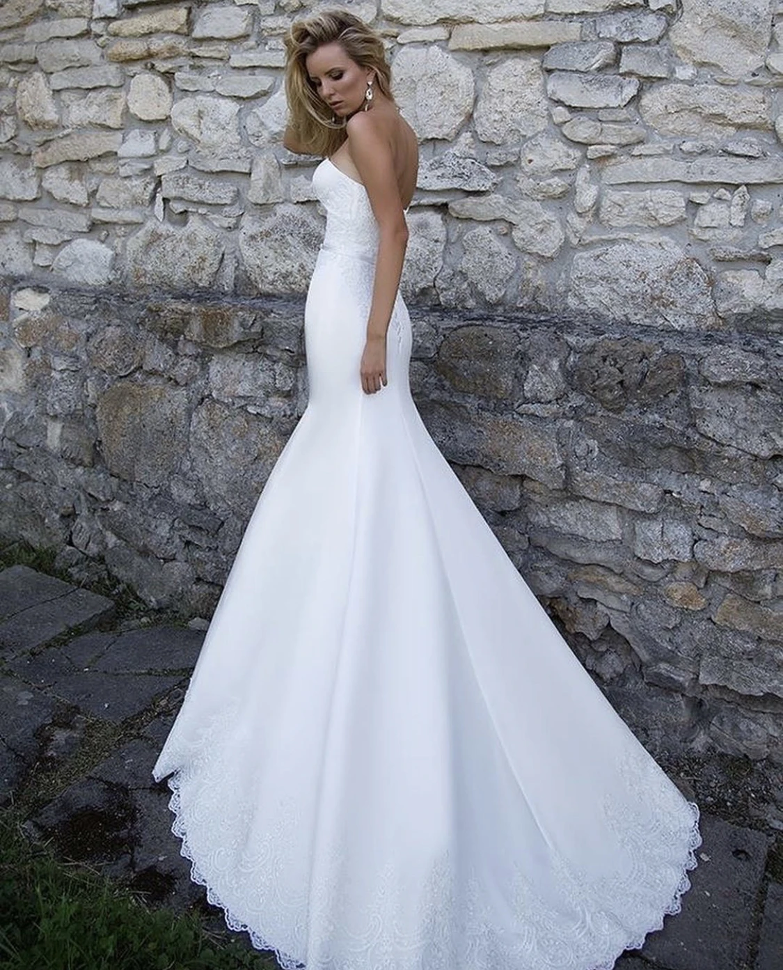 Abiti da sposa sirena senza spalline senza maniche in pizzo senza schienale Appliques telai fiocco in raso Sweep Train abito da sposa Vestidos De Novia