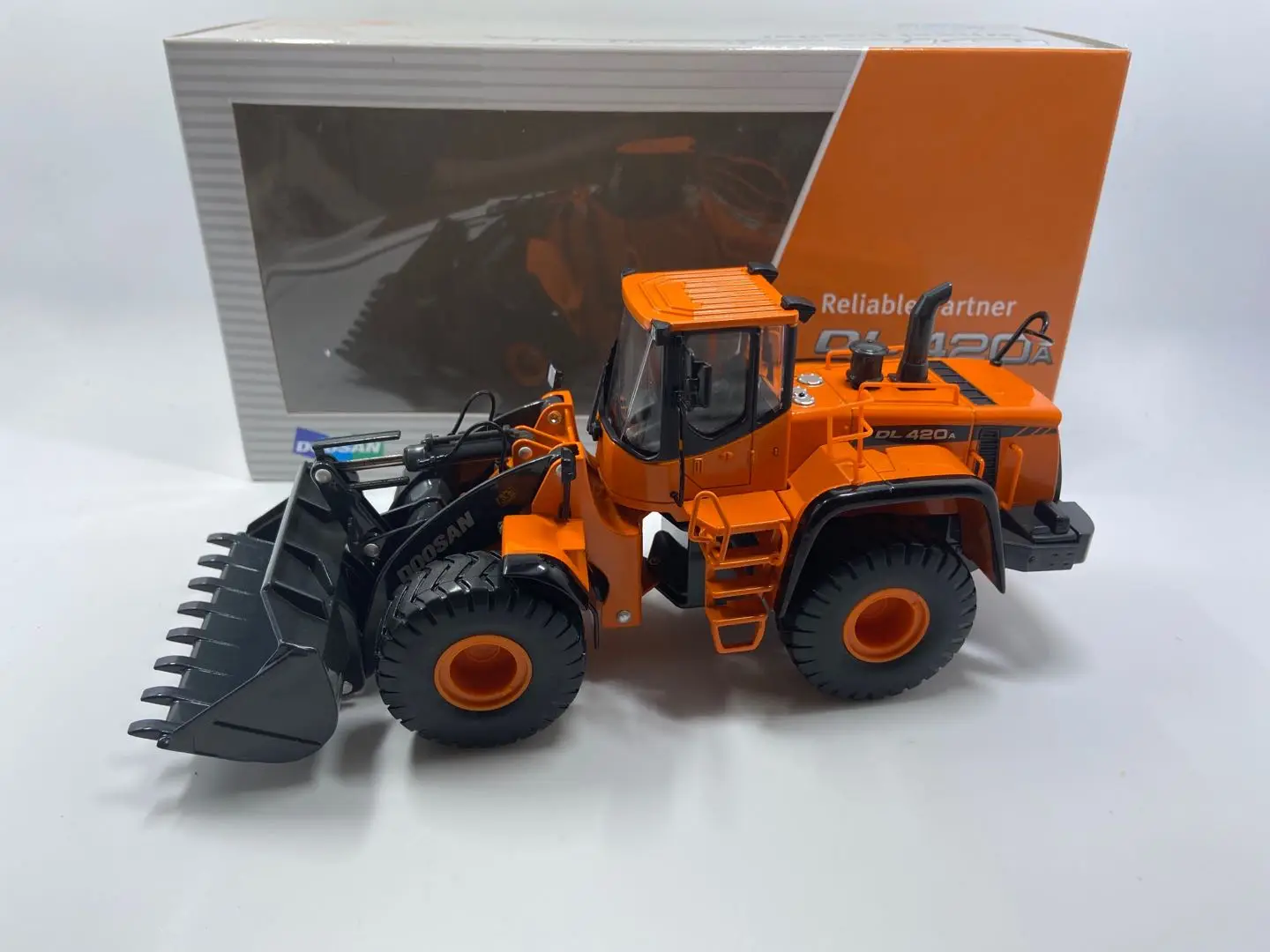 

1/40 Doosan DL420A Wheel Loader Scale DieCast Model Gift Boys Toys