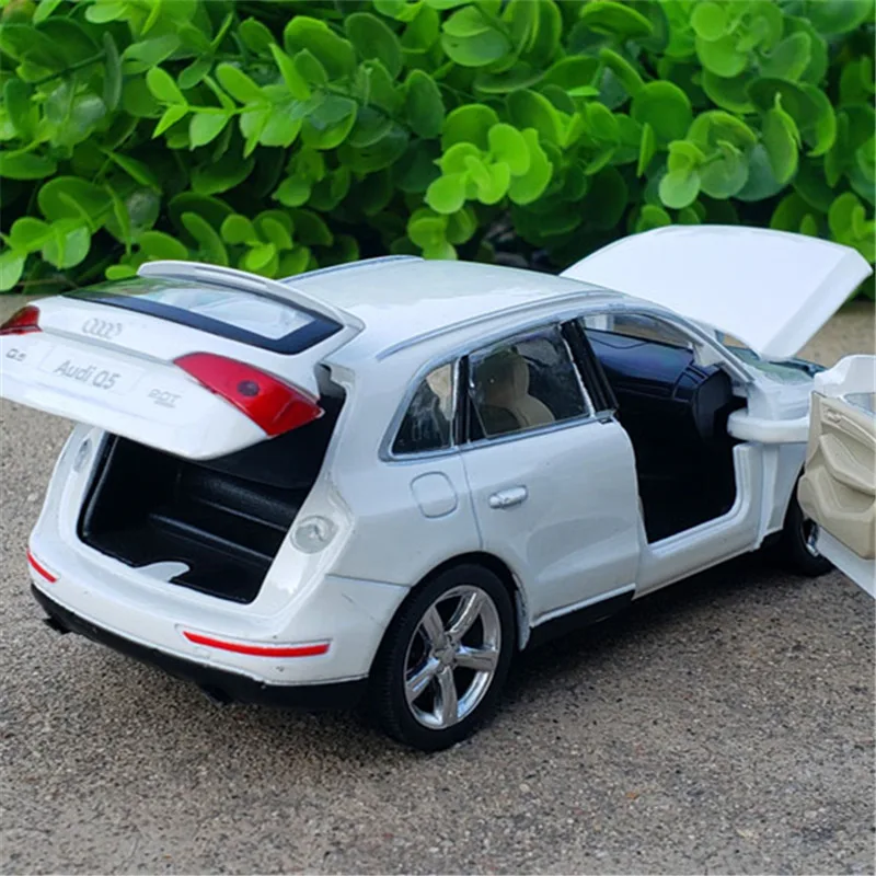 1:32 AUDI Q5 SUV Alloy Car Model Diecasts & Toy Vehicle Metal Car Model Collection Sound and Light High Simulation Kids Toy Gift