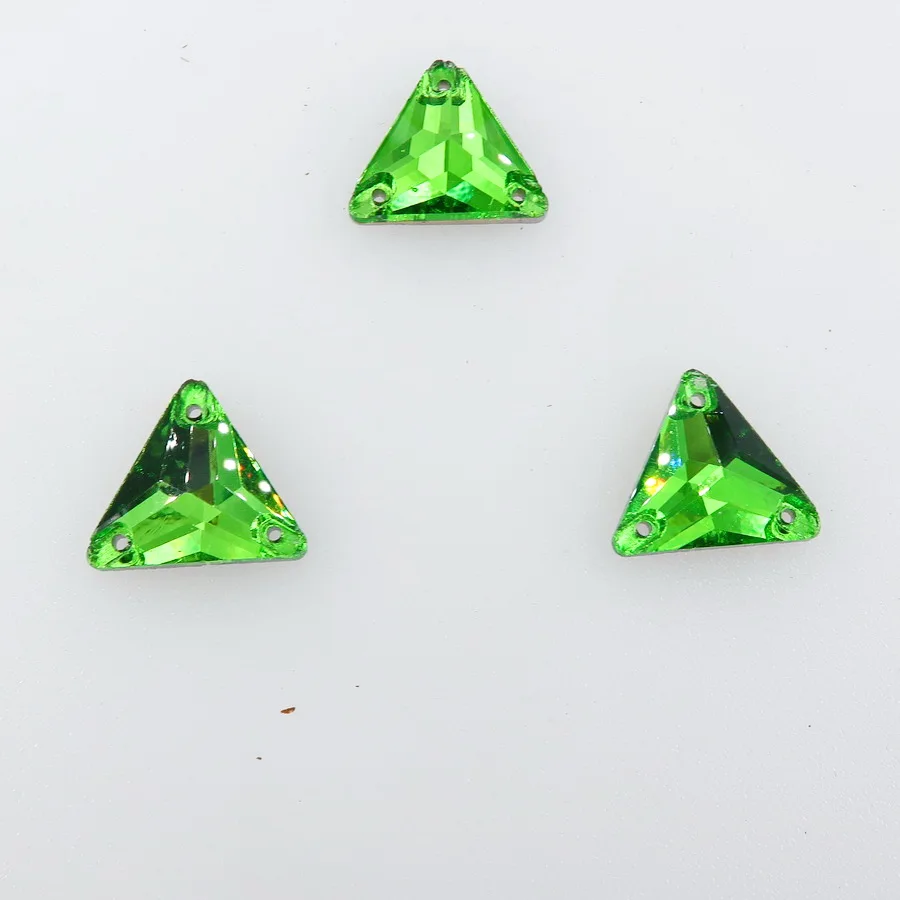 Dreieckige, flache Glas-Kristalle mit zwei Löchern in 3 Größen zum Aufnähen, Strass-Kristallperlen für Hochzeitskleider, Schuhe, Taschen, DIY-Dekoration – Detail 5