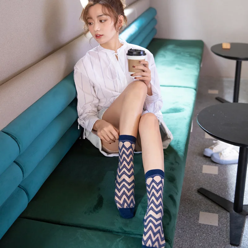 Retro Jacquard Ultra-thin Crystal Silk Socks Women Summer Japanese Fashion Wave Pattern Short Transparent Socks Skarpetki Sokken