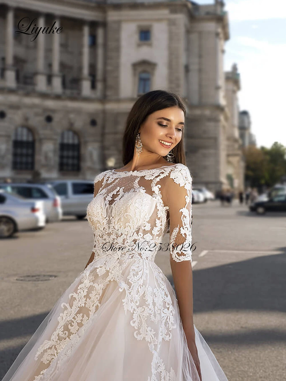 Liyuke scollo tondo di una linea abito da sposa con delicato pizzo di abito da sposa senza schienale