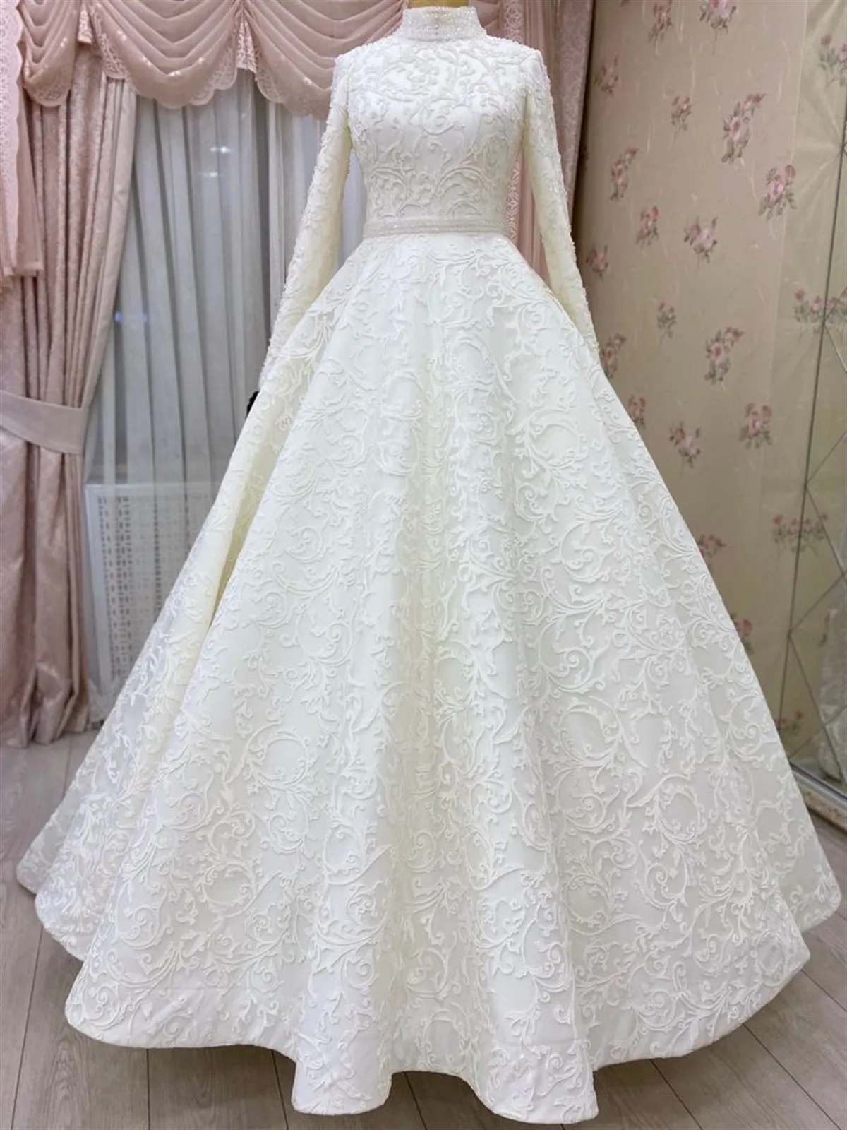 Luxury Appliques Beaded Long Sleeve Muslim Wedding Dress 2023 High Neck Lace Bridal Dresses Robe De Soirée De Mariage