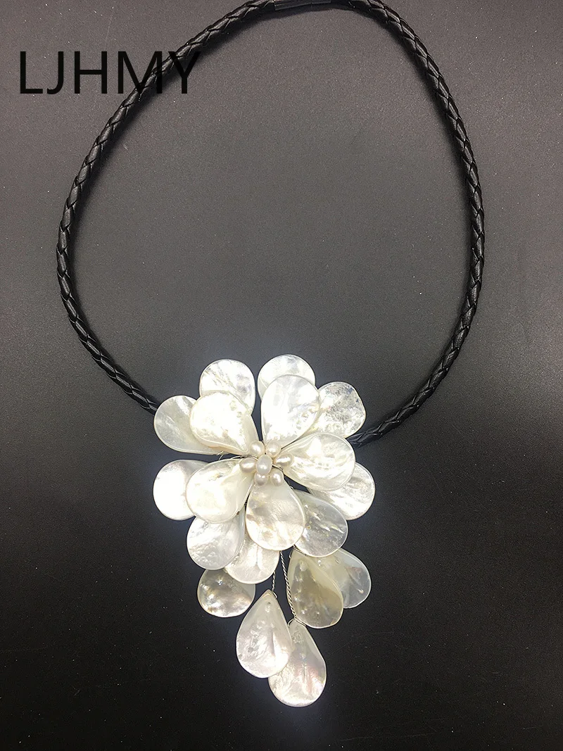 LJHMY Elegant Excellent Mother of Pearl Flower Necklace Crystal Beads White Sea Shell Boho Necklace for Women Bib Stylish Gift