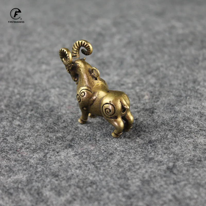 Copper Leader Sheep Small Ornaments Antique Brass Miniatures Figurine Keychain Pendant Lucky Antelope Home Decor Desk Decoration