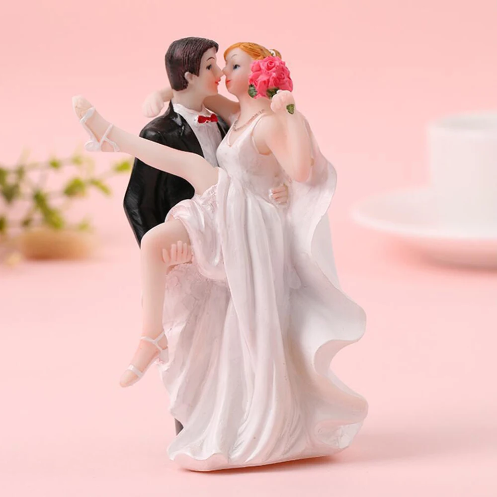 

Groom embraces the bride wedding toy Resin Crafts Decoration Valentine's Day Gift Cake Top Decoration wedding gift