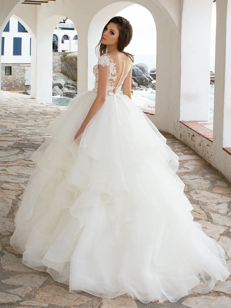 Luxe Kant Applicaties Tulle Tiered Hof Train Bridal Baljurk Elegant Illusion O-hals Cap Sleeve Trouwjurk Robe De Mariee