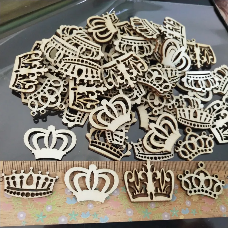 50 stücke Holz Cartoon Aushöhlen Crown Formen Handwerk Ausschnitte Holz Verzierungen Holz Ornament Manuelle Zubehör für DIY Kunst