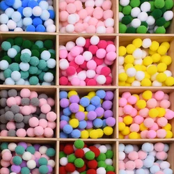 100pcs 15/20/25mm Soffice Soffice Pompon Palla FAI DA TE Del Bambino Fatti A Mano Giocattolo Bambola Indumento Materiale Da Cucire colore Pom Poms Decor Forniture Artigianato