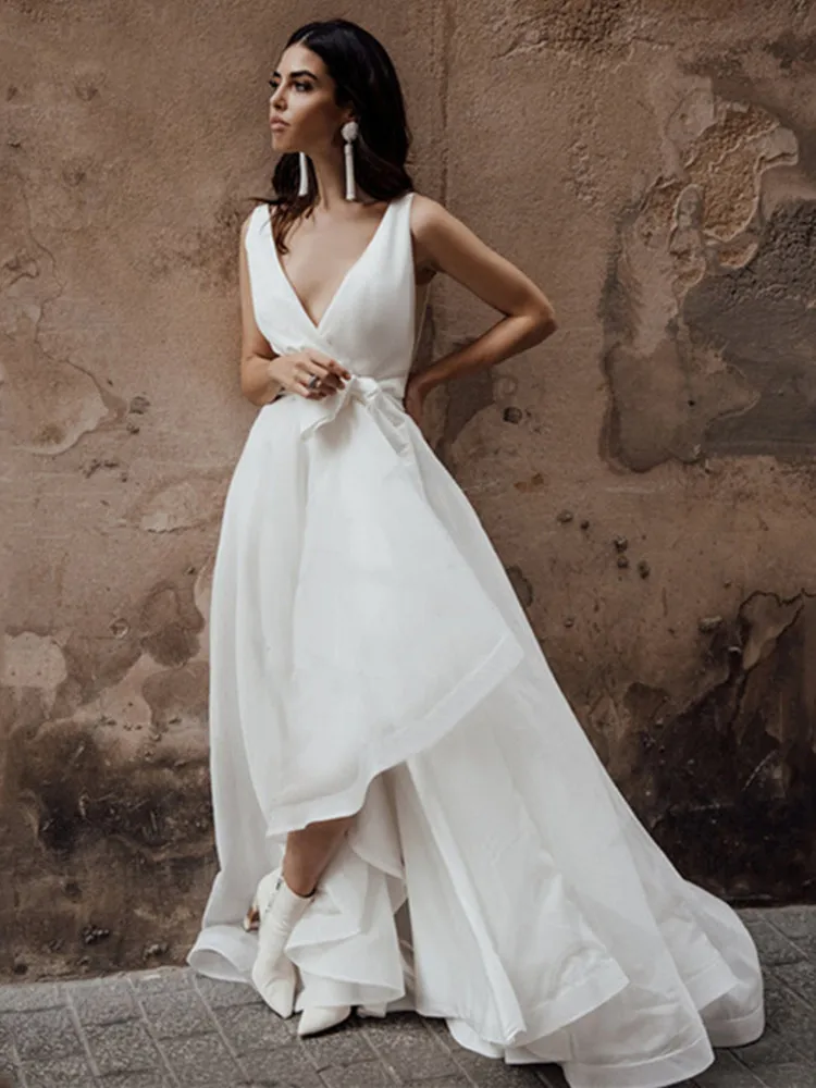 Robe de mariée blanche à col en V simple, conception de nœud en fibre, dos nu pour les mariées sexy, à plusieurs niveaux, organza, 2024