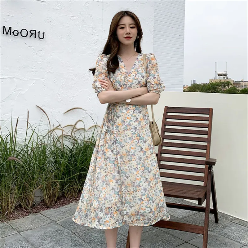 Dress 2022 Female Summer New Girl Oil Painting Skirt V-Neck Chiffon Small Daisy Flower Print French Lace-Up Waist Slimming Dress