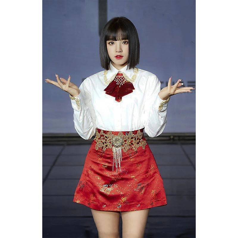 Kpop Coreano Celebrity Dance Show Camicia bianca ricamata a maniche lunghe allentata Camicetta Top + Pantaloncini rossi sexy slim a vita alta Set da donna