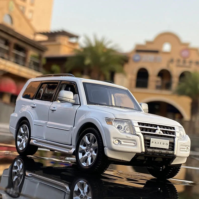 1:32 Mitsubishis PAJERO SUV Alloy Car Model Diecast & Toy Vehicle Metal Car Model Collection Sound and Light Simulation Kid Gift