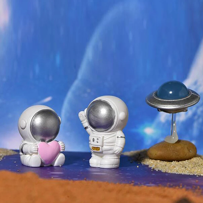 Cute Resin Decoration Space Astronaut Home Decor Small Ornaments Cake Baking Figurine Car Desk Decor Mini Garden Statue Toy Gift