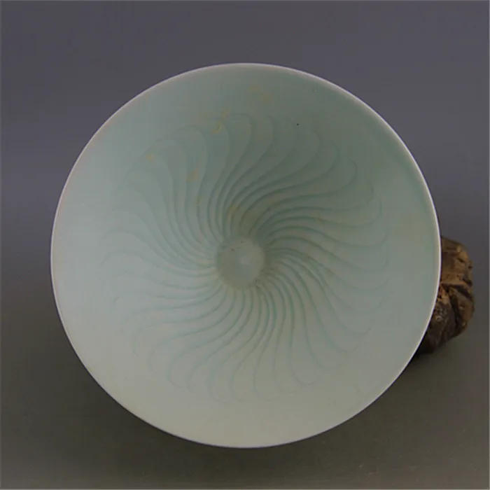 

Southern Song Dynasty Hutian Kiln Celadon Line Striped Hat Bowl