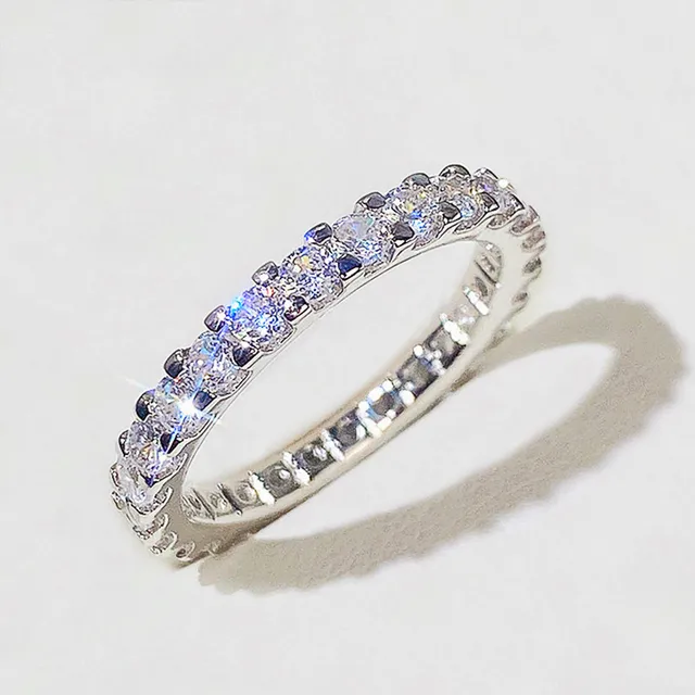 Huitan Bling Bling Pierścionki zaręczynowe z okrągłym CZ Delikatna, skromna obrączka ślubna dla kobiet Wysokiej jakości modna biżuteria w kolorze srebrnym