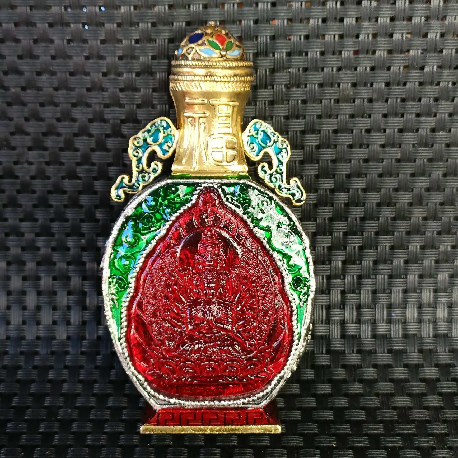 Nepalese handmade Buddha snuff bottle inlaid with thousand-hand avalokitesvara and tourmaline