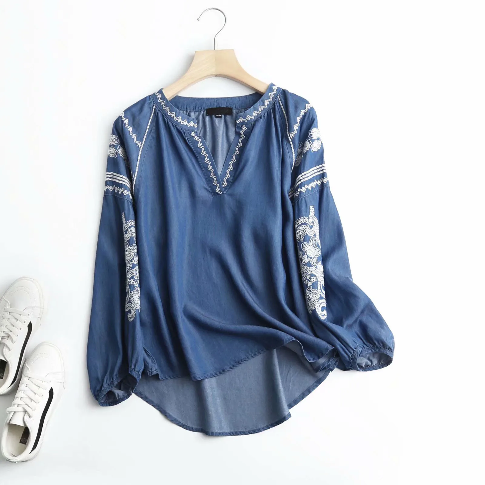 Camisa vaquera bordada para mujer, blusa informal de algodón con cuello en v, suave, azul claro, novedad de primavera