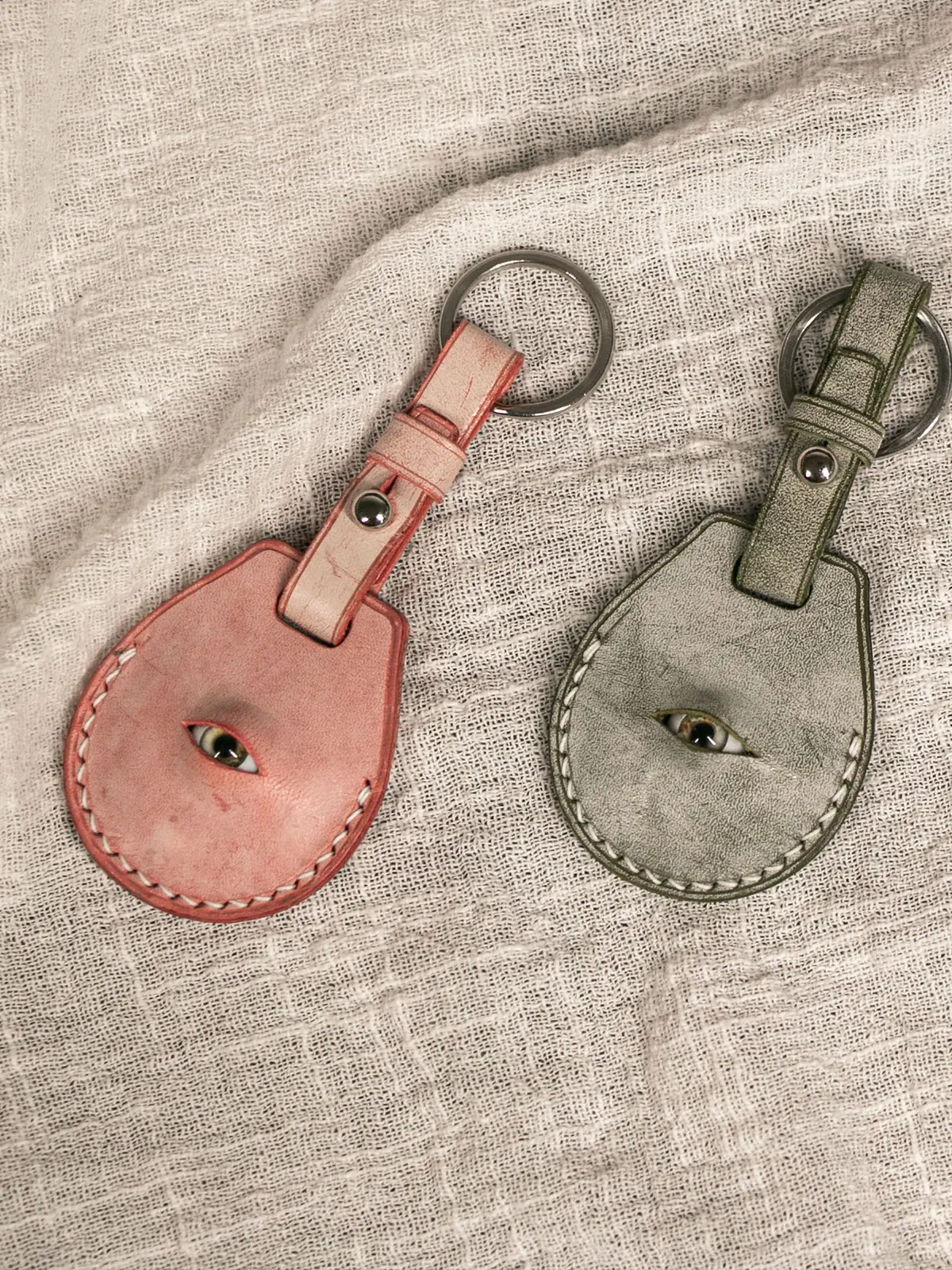 حافظة واقية من الجلد لغطاء مفتاح AirTag مع سلسلة المفاتيح لابل Airtags قذيفة سلسلة مفاتيح جلدية مضحكة