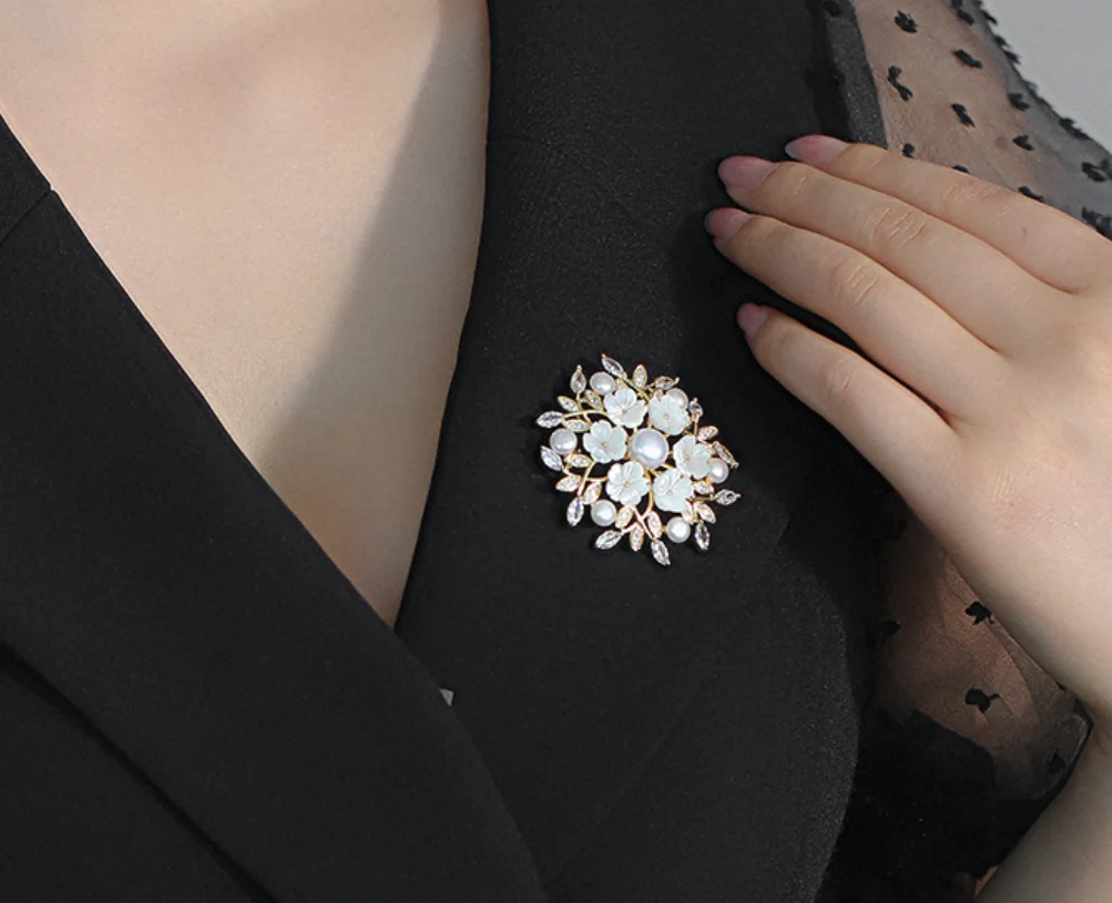 2023 Trend Unusual luxury Five Petal Flower Pearl All-match Lapel pins Women's brooch Fashion Jewelry