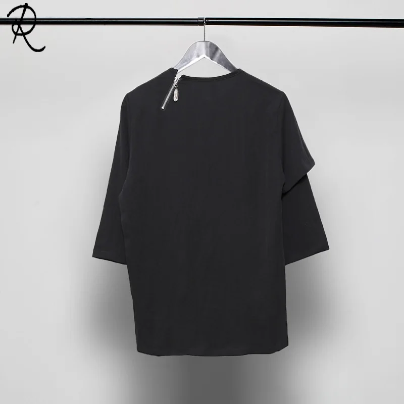 Short-sleeved t-shirt with irregular stitching zipper design