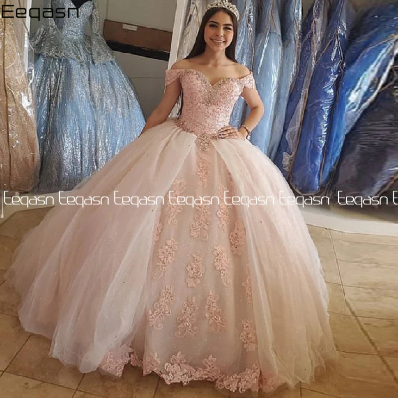 Puffy Sweet 16 Vestidos de baile con hombros descubiertos Vestido de quinceañera de tul rosa claro con cuentas de cristal Vestido de fiesta personalizado 15 16