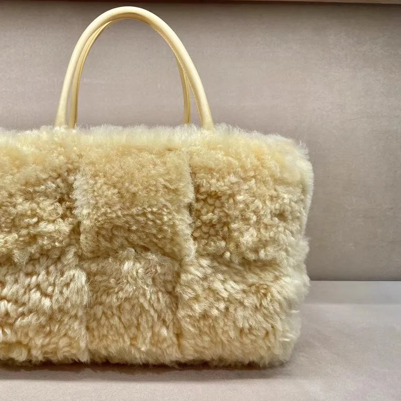 Net Celebrity Same Lamb Wool Woven Handbag Furry Shoulder Bag Big 2021 Autumn And Winter New Female Bag