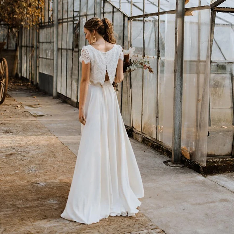 Ultimi abiti da sposa da sposa in pizzo a due pezzi all'ingrosso collo gioiello maniche corte gonna alta bassa abiti da sposa per la sposa 2021