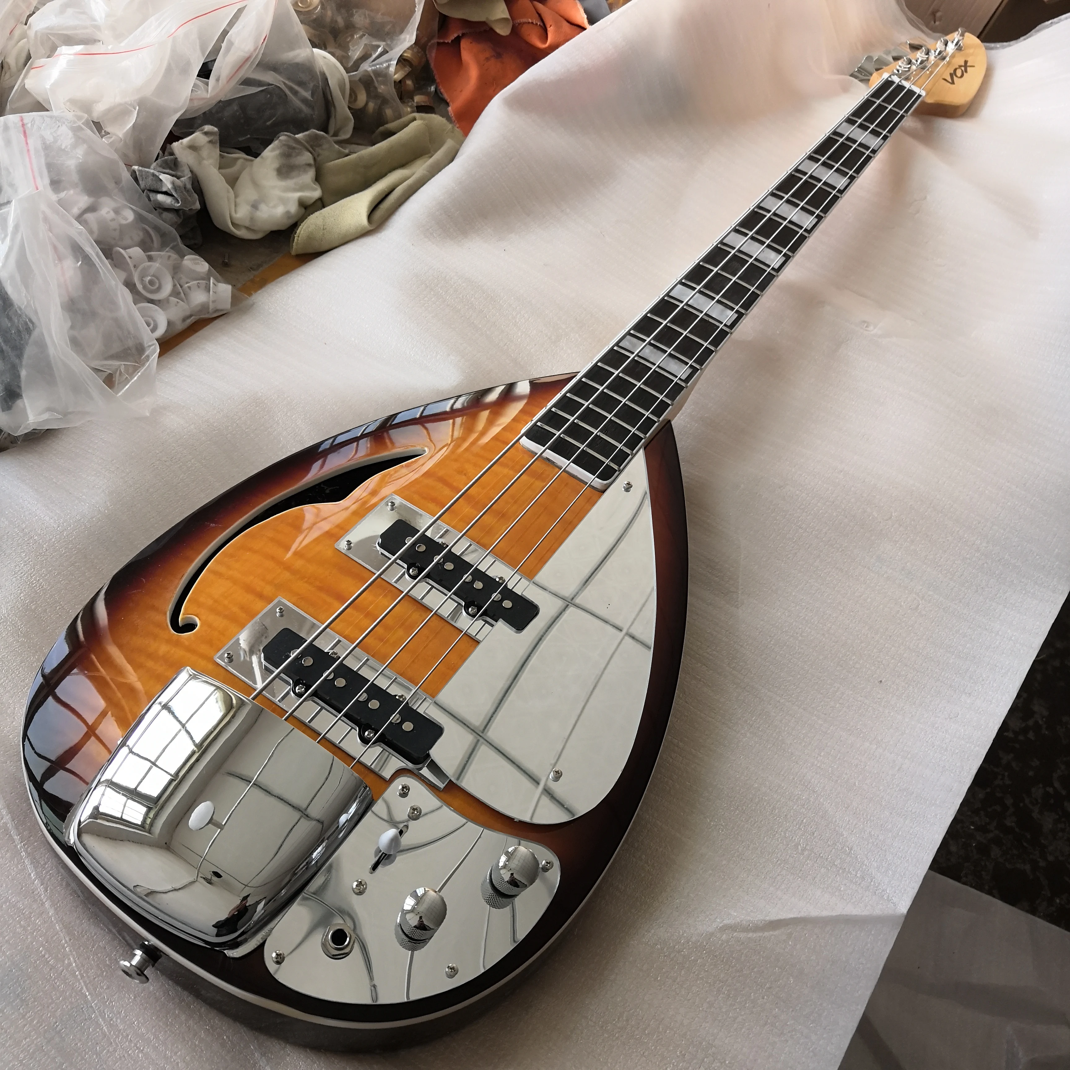 bass Half a hollow body is all covered with tiger stripes, 4-string bass, rosewood fingerboard,Rolling Stone Brian Jones